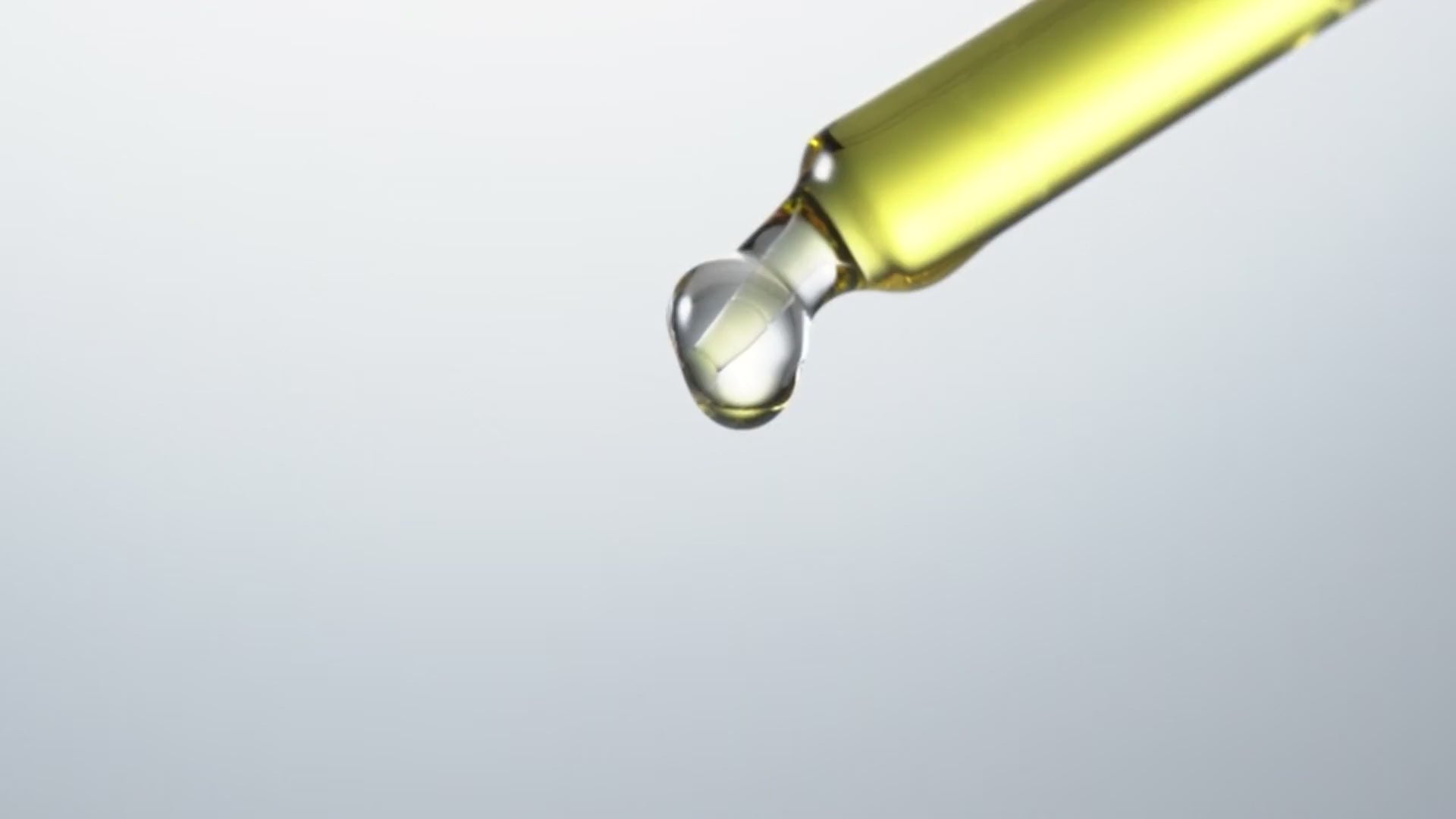 Executive Radiance Serum – Close-up of oil drop showcasing lipid-rich texture