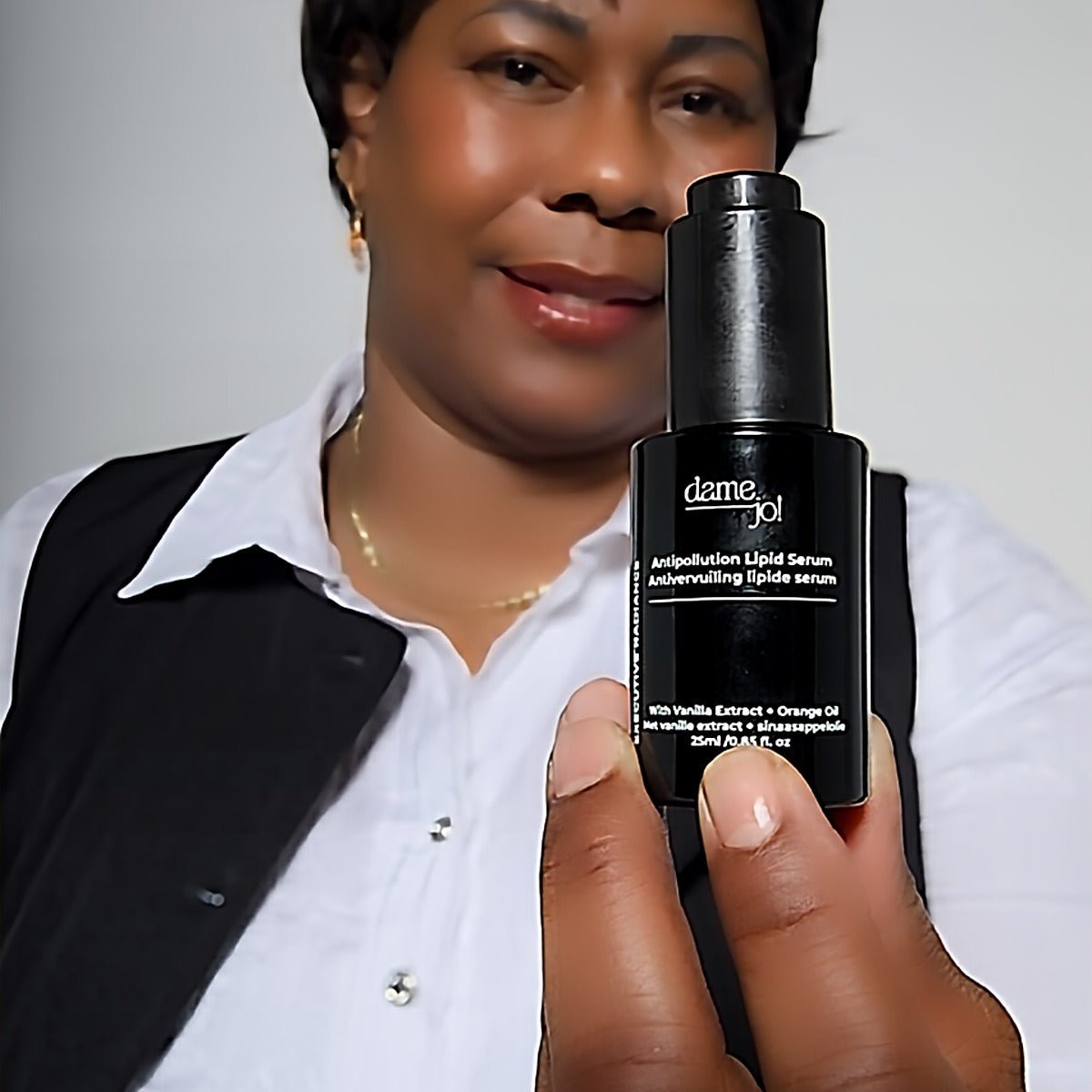 Model with radiant skin – reflects the brightening and calming effects of Vanilla Serum.